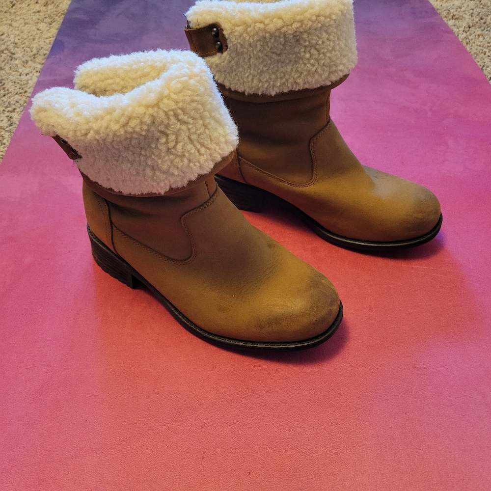 UGG Australia Aldon size 6